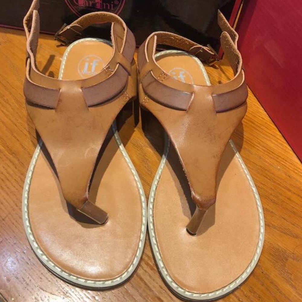 NIB if Carrini T-Strap Sandal